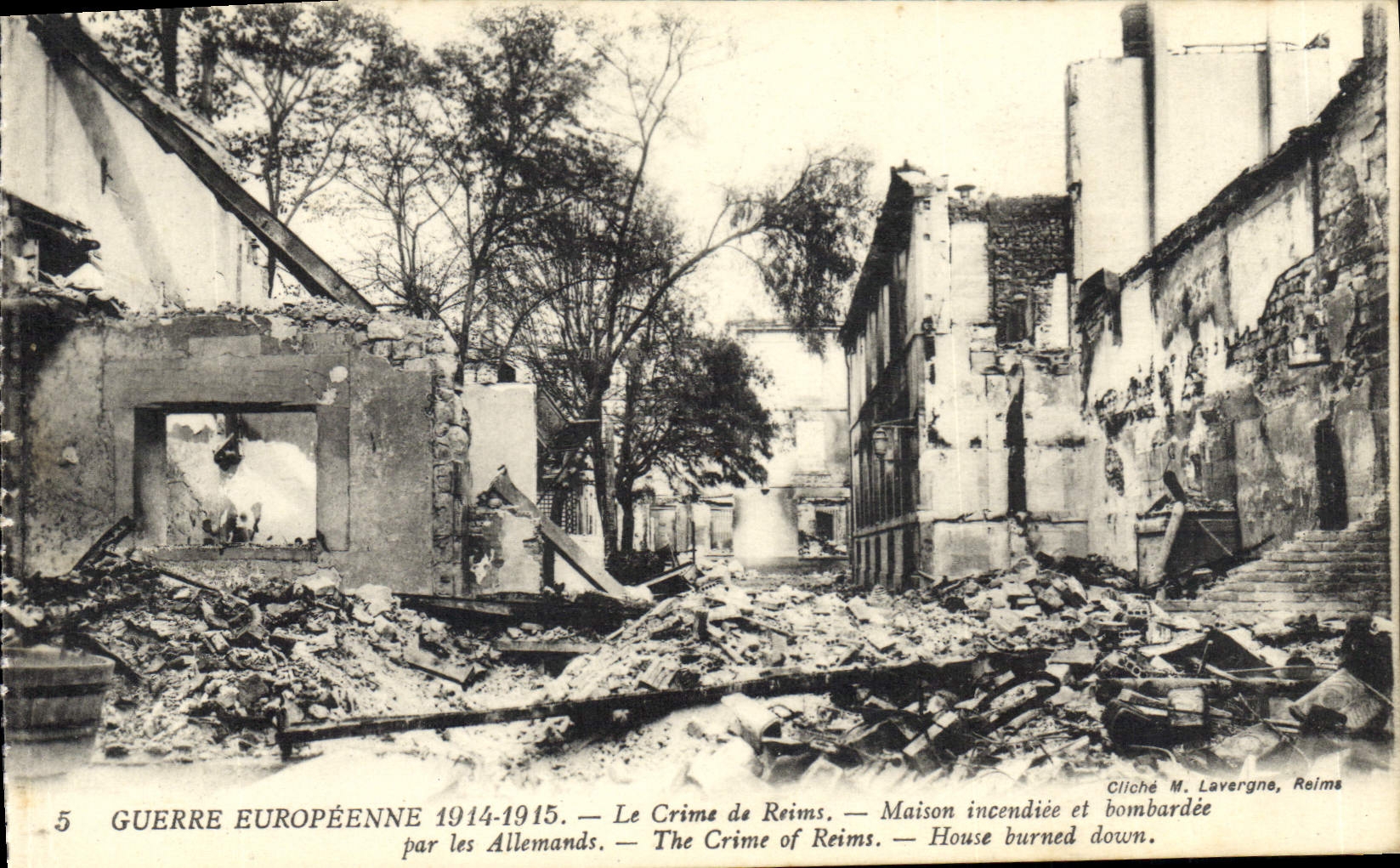 CPA Guerre Europeenne 1914 1915 Le Crime de Reims Maison incendie et bombardee par les Allemands