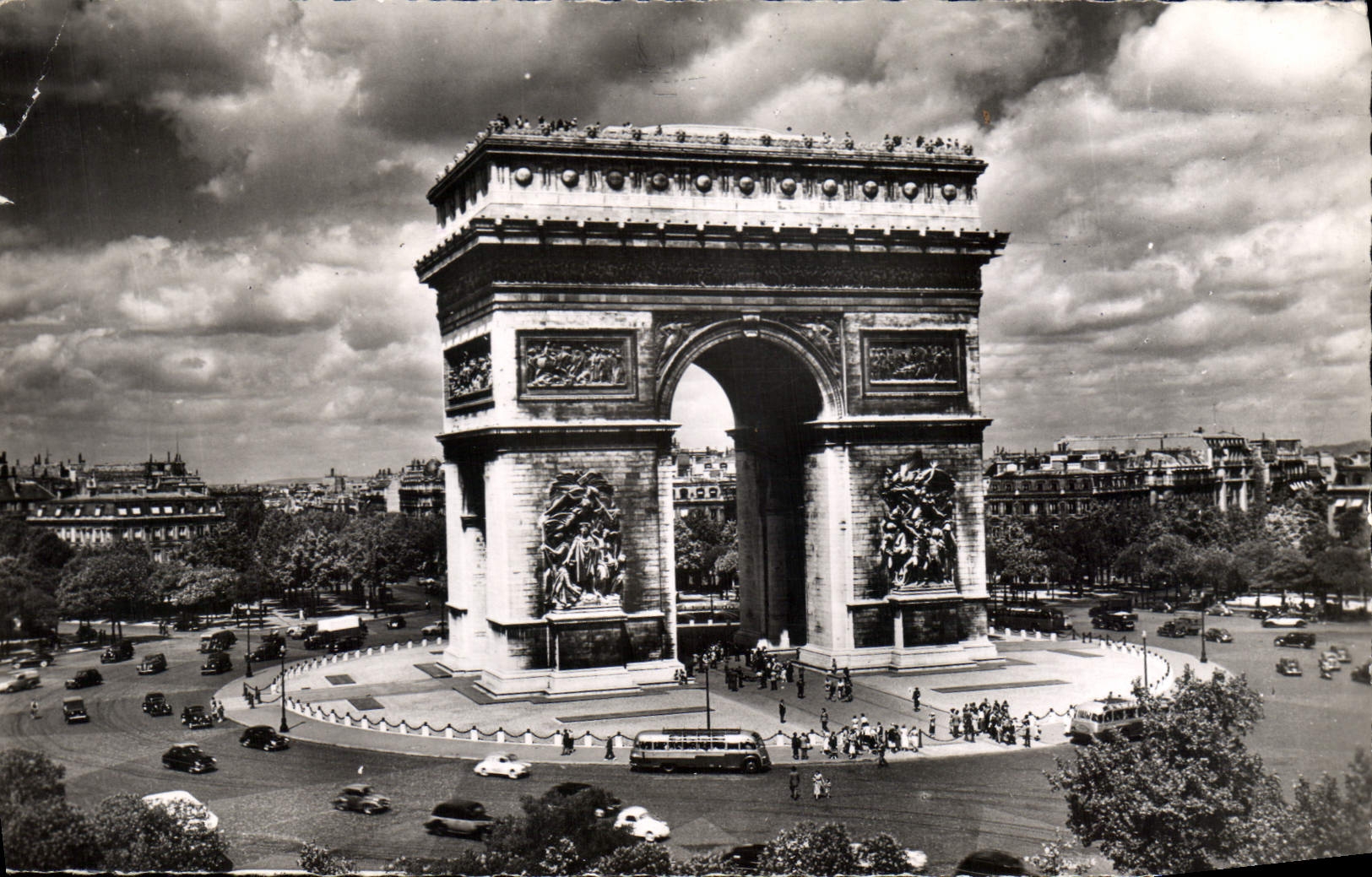 CPA Paris La Place de l'Etoile et l'Arc de Triomphe