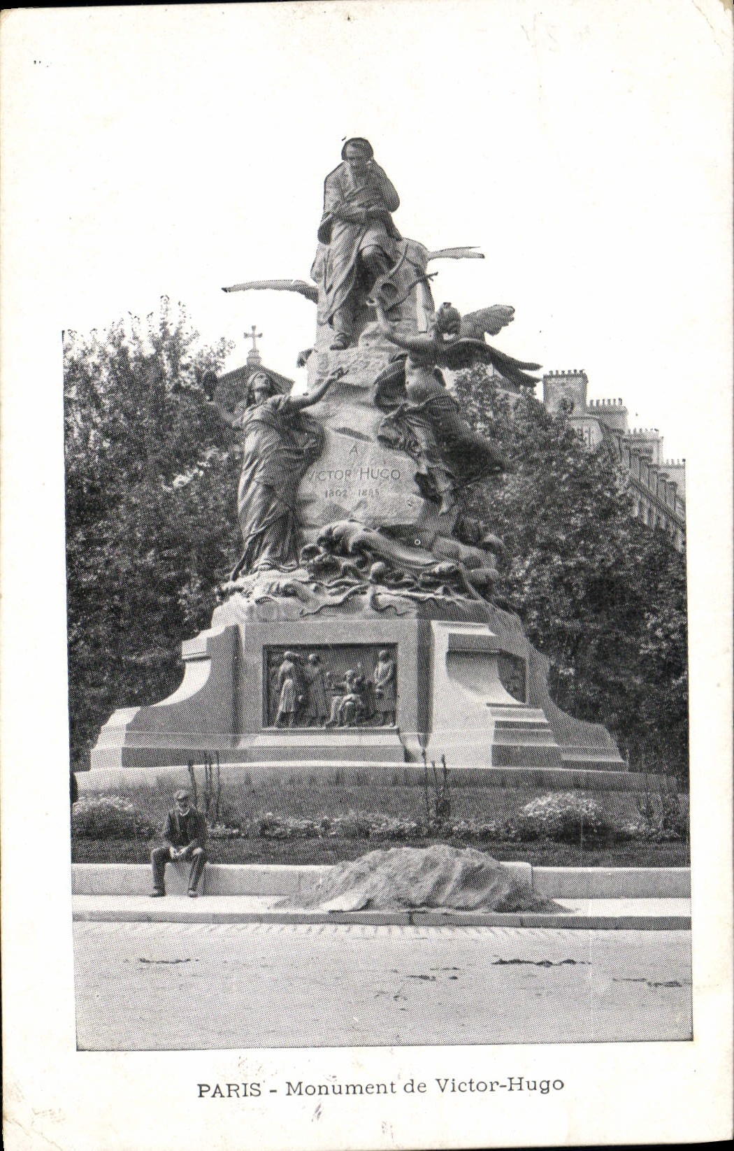 CPA Paris Monument de Victor Hugo