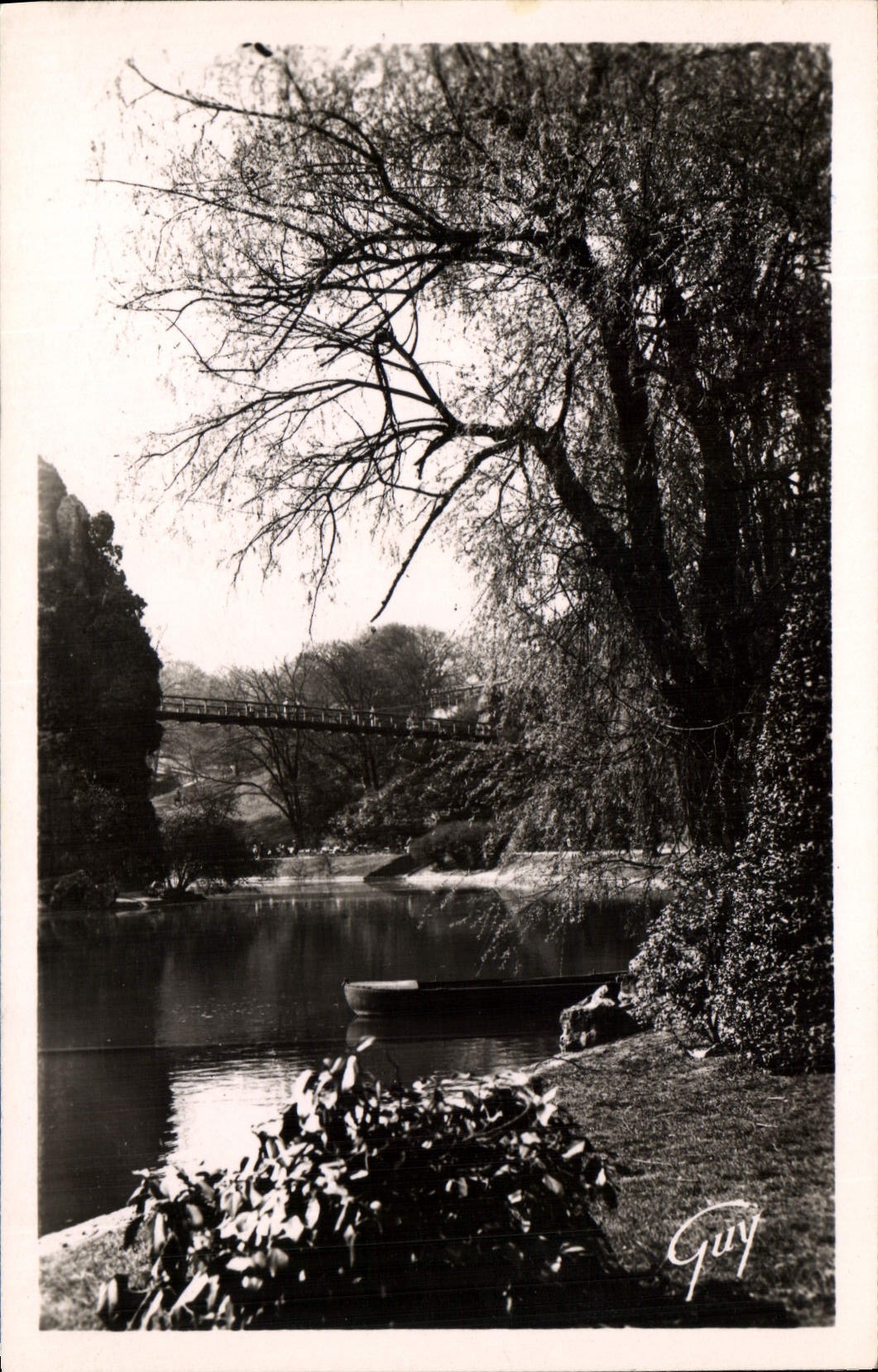 CPA Paris et ses Merveilles Les Buttes Chaumont Un coin du parc