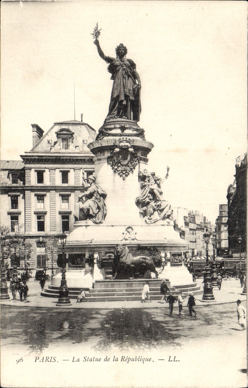 CPA Paris La Statue de la Republique