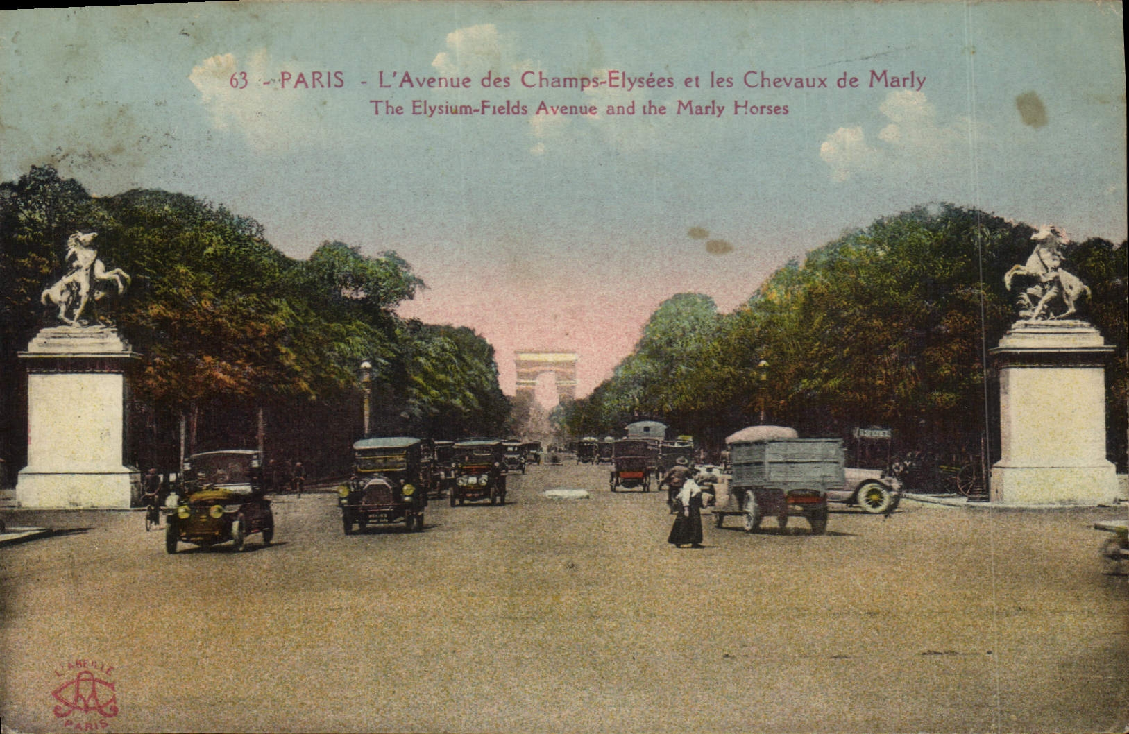 CPA Paris L'Avenue des Champs Elysees et les Chevaux de Marly