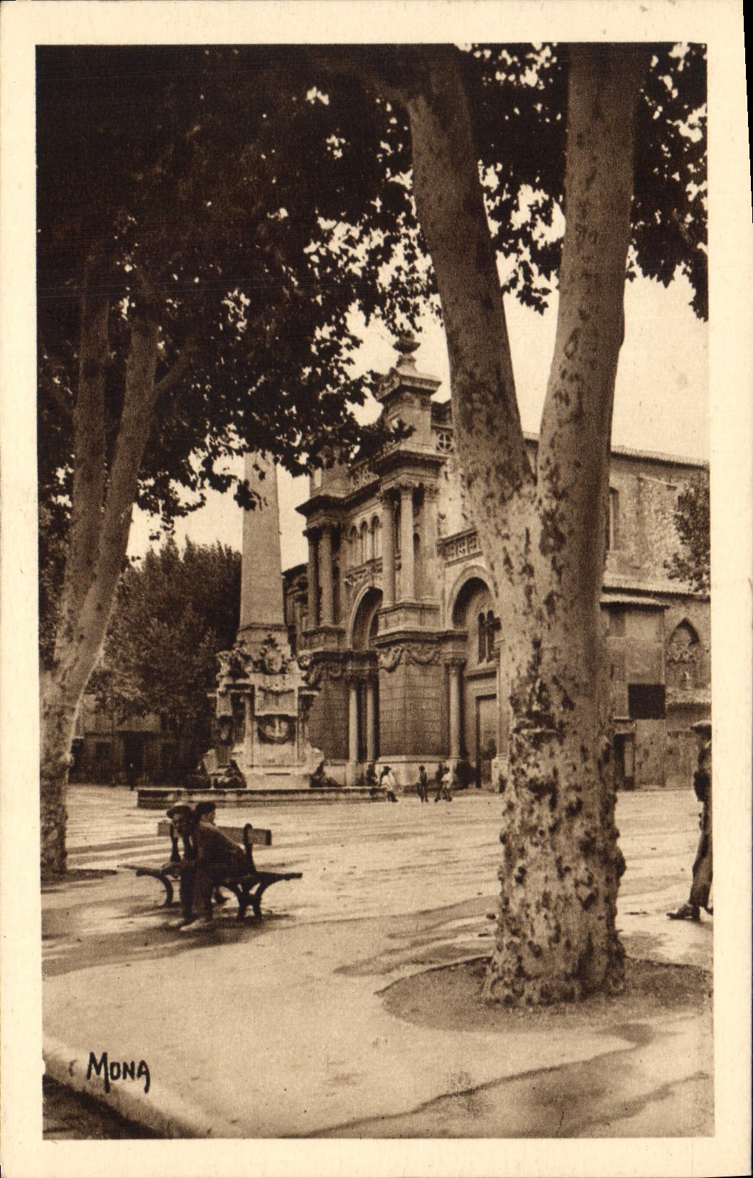 CPA Aix en Provence La Place des Precheurs et l'Eglise Ste Marie Madeleine 