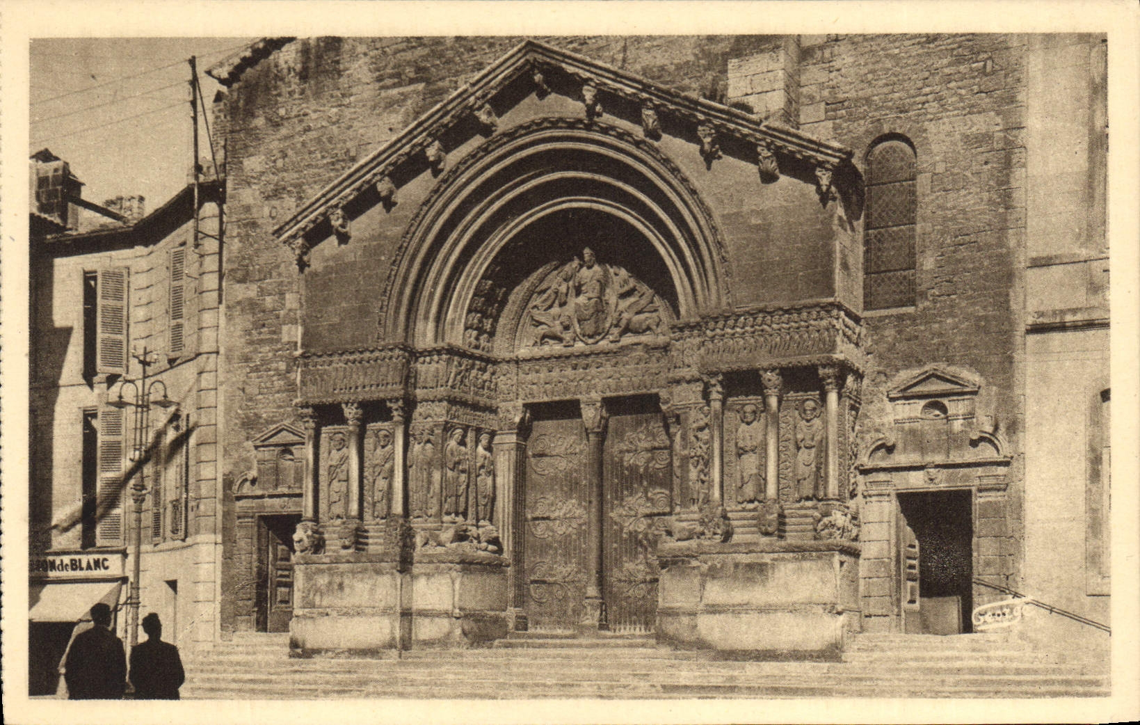 CPA Arles sur Rhone Facade de la Cathedrale St Trophime 