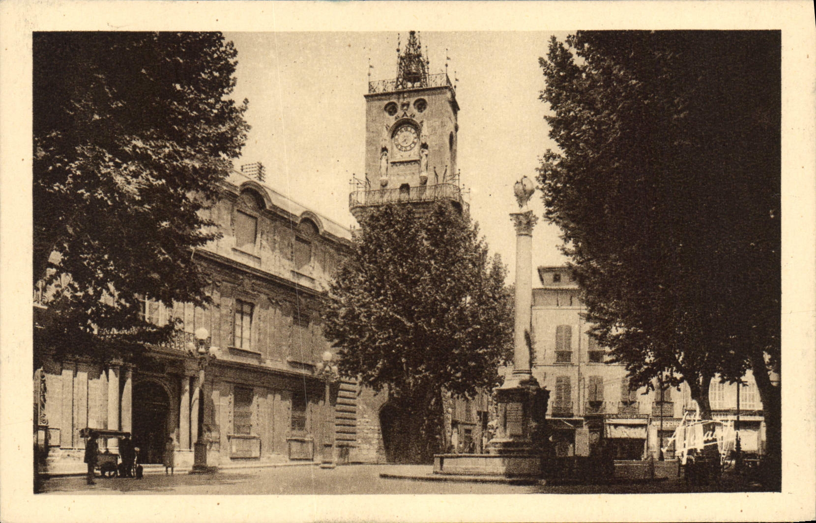 CPA Aix en Provence Place de l'Hotel de Ville Fontaine et Tour de l'Horloge 