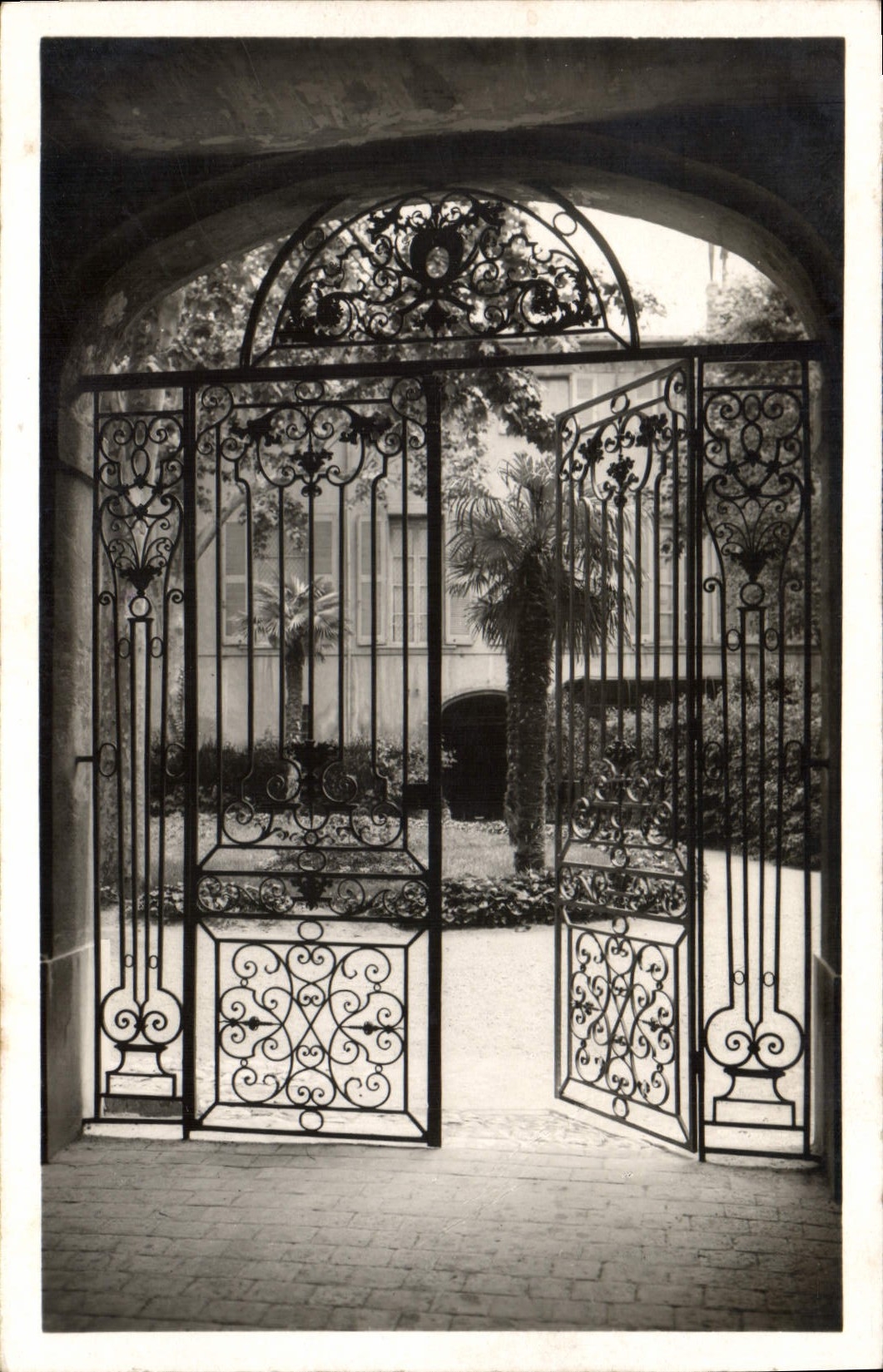 CPA Aix en Provence Grille du Jardin de l'ancien Archeveche 