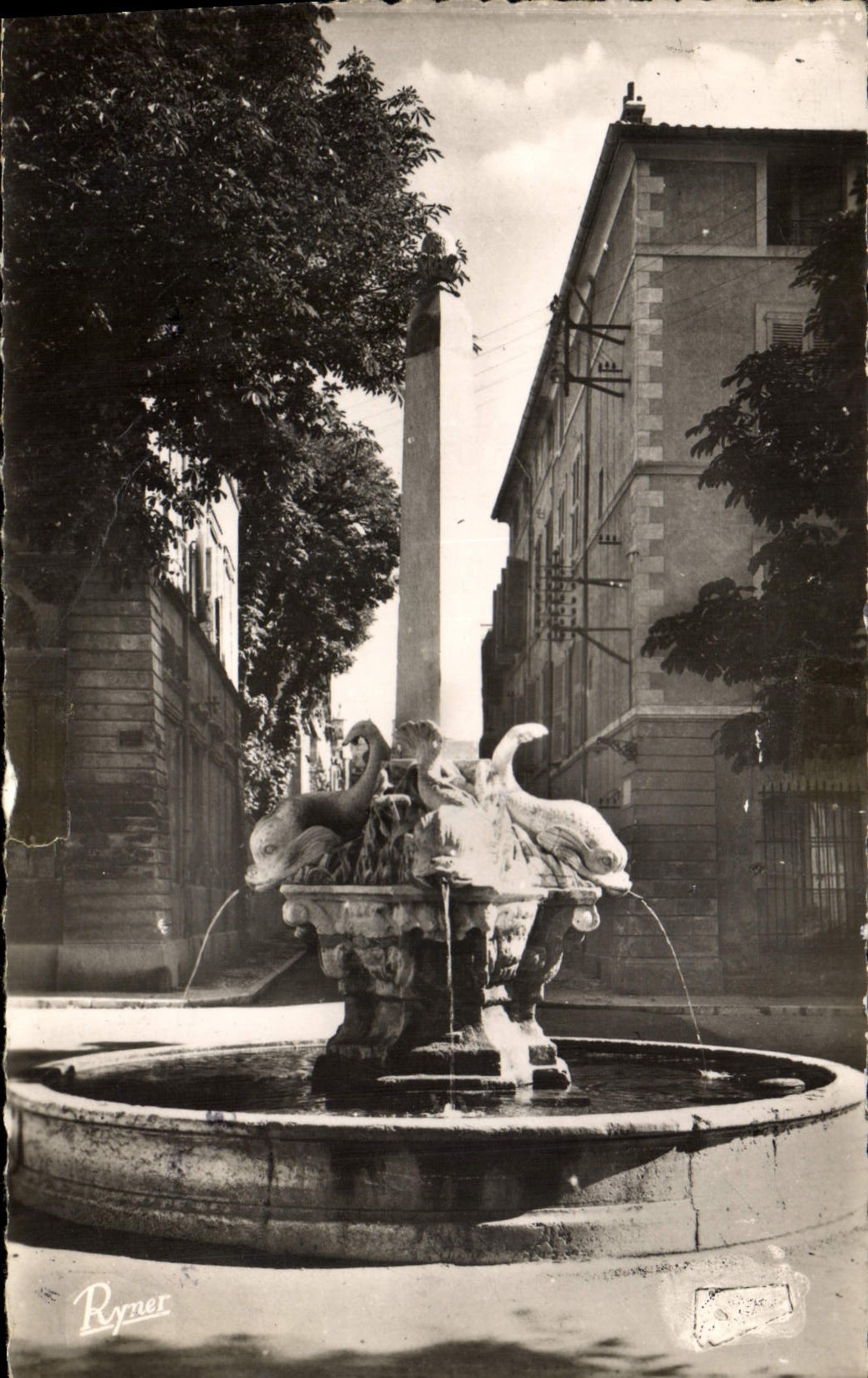 CPA Aix en Provence B du R Fontaine des Quatre Dauphins 