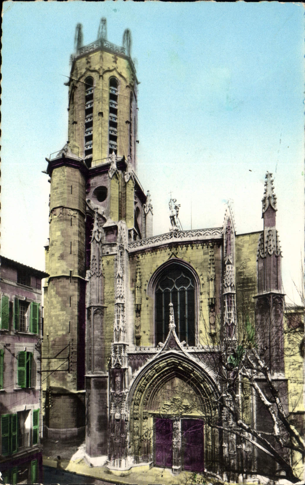 CPA La Cite du Roy Rene Aix en Provence la Cathedrale St Sauveur monument historique facade et Cloch