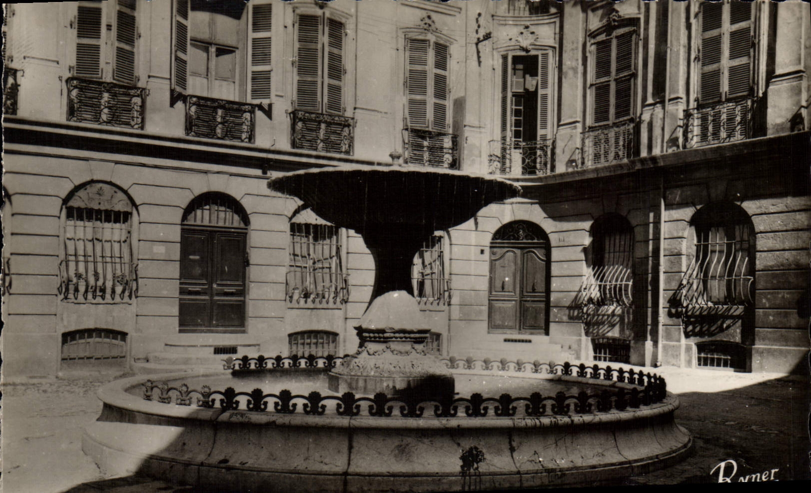 CPA Aix en Provence Fontaine et place d'Albertaz Anciens hotels 