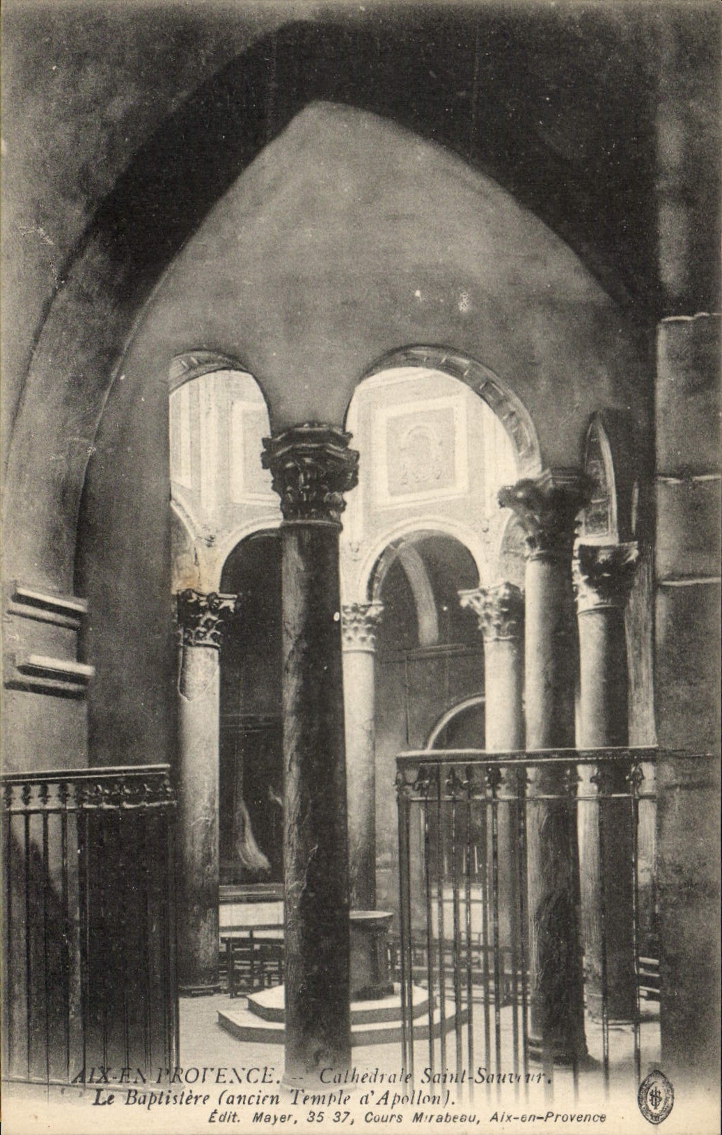 CPA Aix en Provence Cathedrale Saint Sauveur le Baptisiere Ancien Temple d'Apollon 