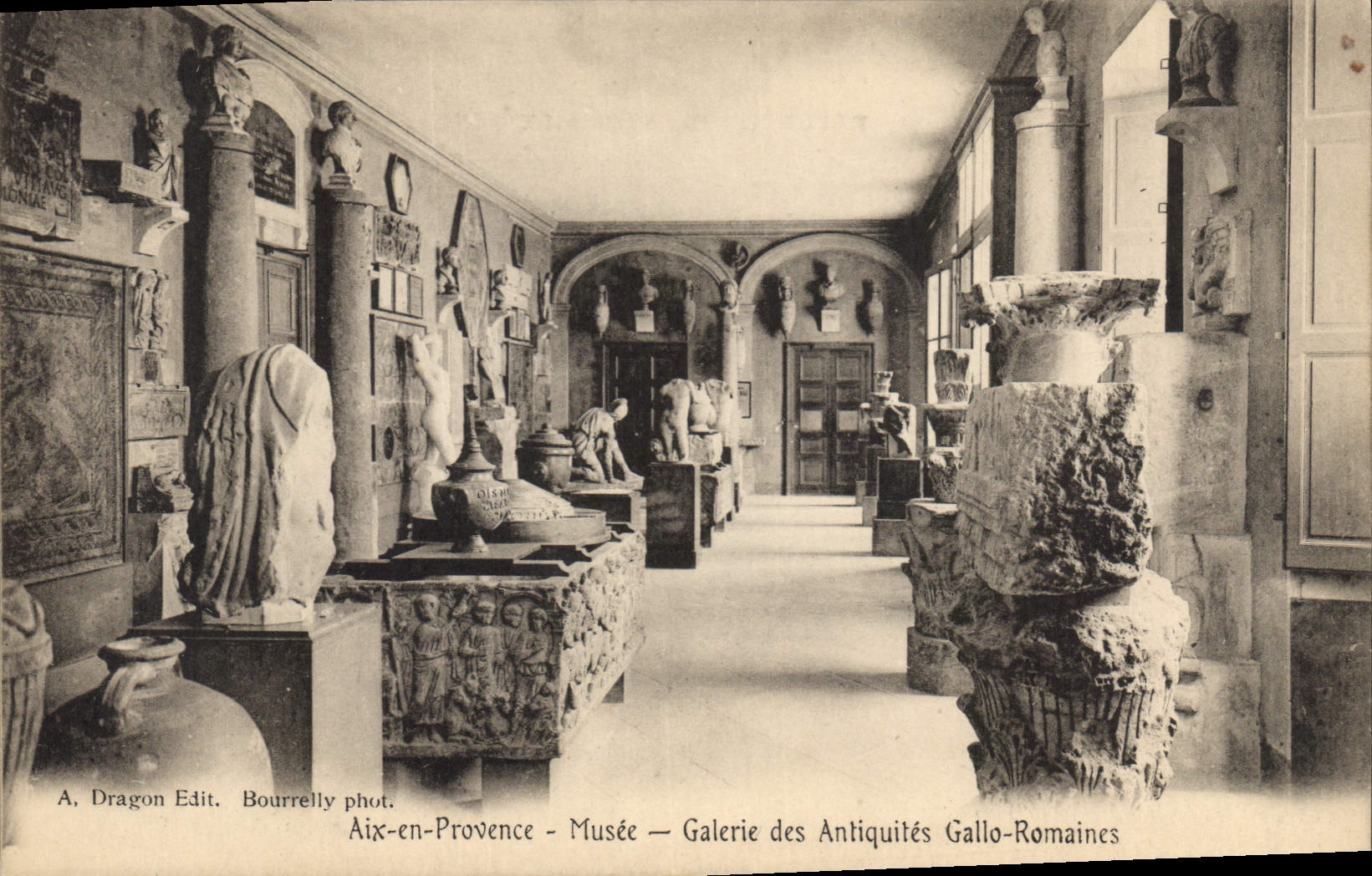 CPA Aix en Provence Musee Galerie des Antiquites Gallon Romaines 