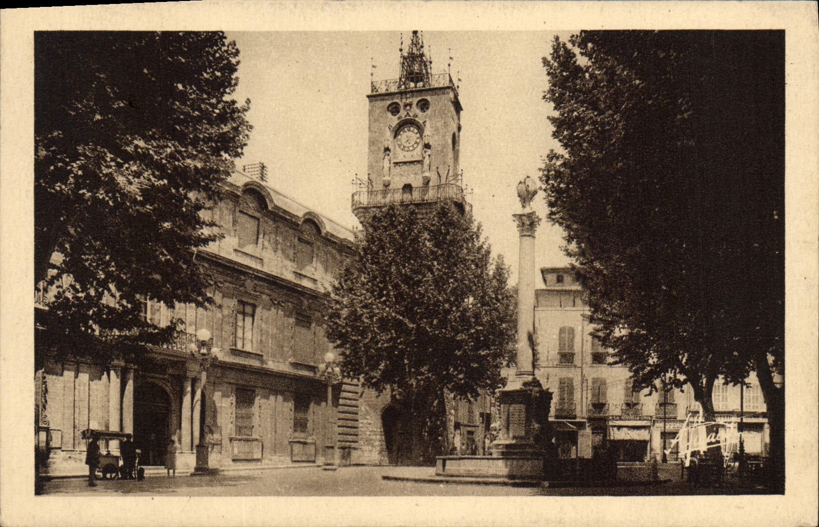 CPA Aix en Provence place de l'hotel de ville Fontaine et tour de l'Horloge 1505 