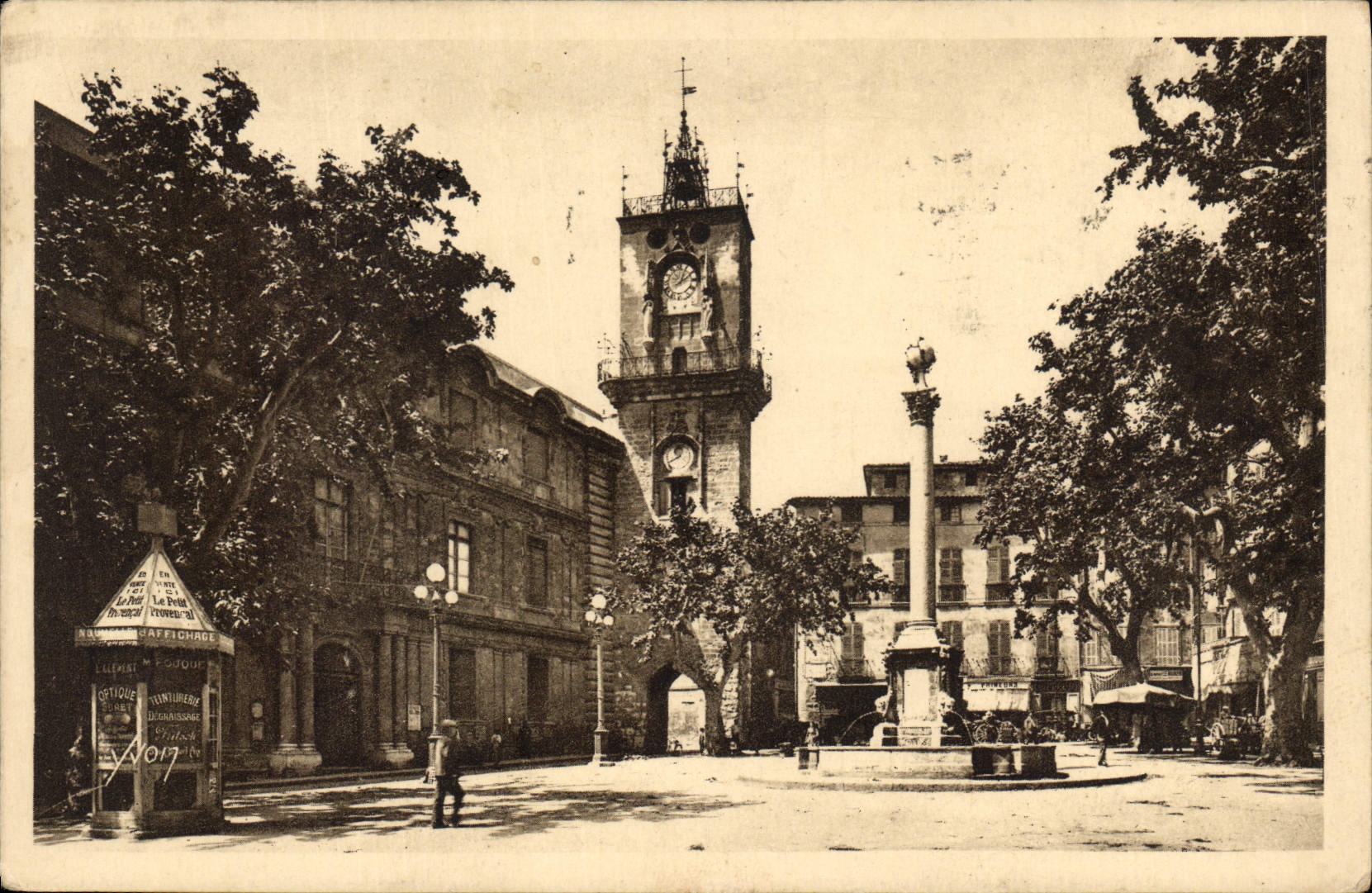 CPA Aix en Provence B du R l'hotel de ville et la place 