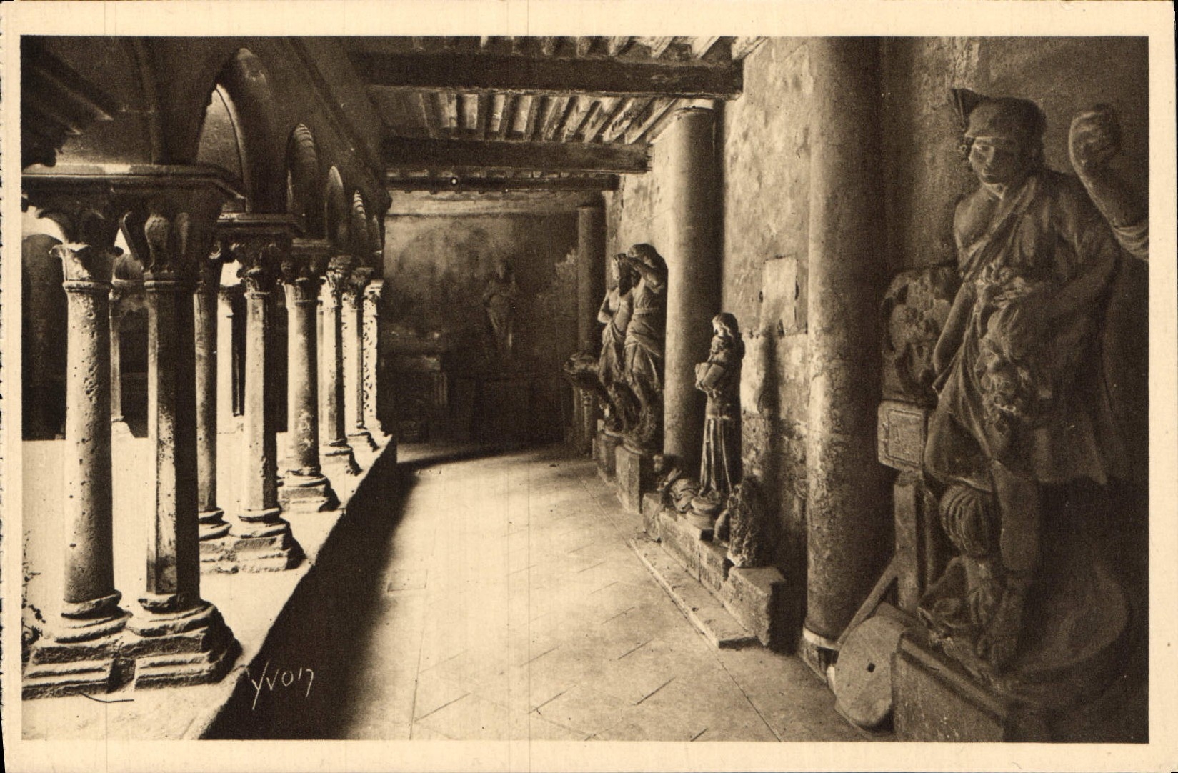 CPA Aix en Provence B du R Cathedrale Saint Sauveur interieur du Cloitre une Galerie 