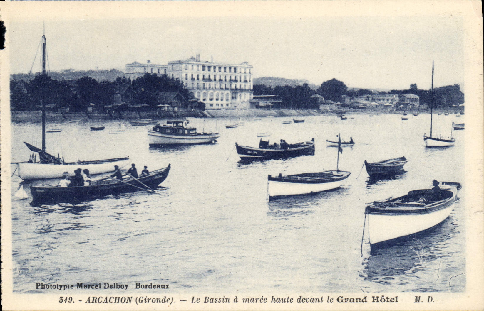 CPA Arcachon Gironde le Bassin a Maree haute devant le Grand hotel