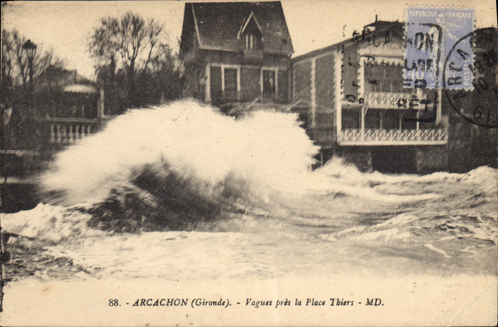 CPA Arcachon Gironde Vagues pres la Place Thiers