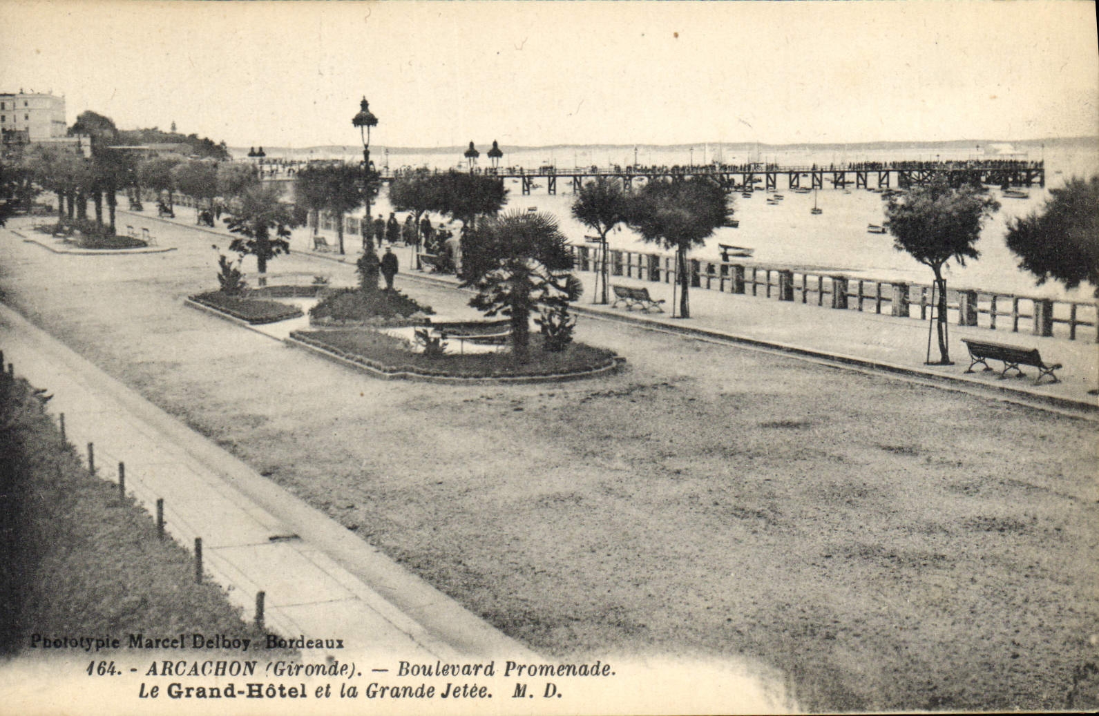 CPA Arcachon Gironde Boulevard Promenade le Grand hotel et la Grande Jetee