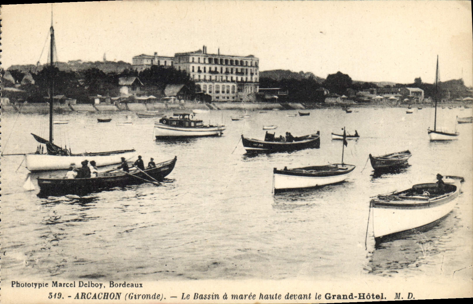 CPA Arcachon Gironde le Bassin a Maree haute devant le Grand hotel