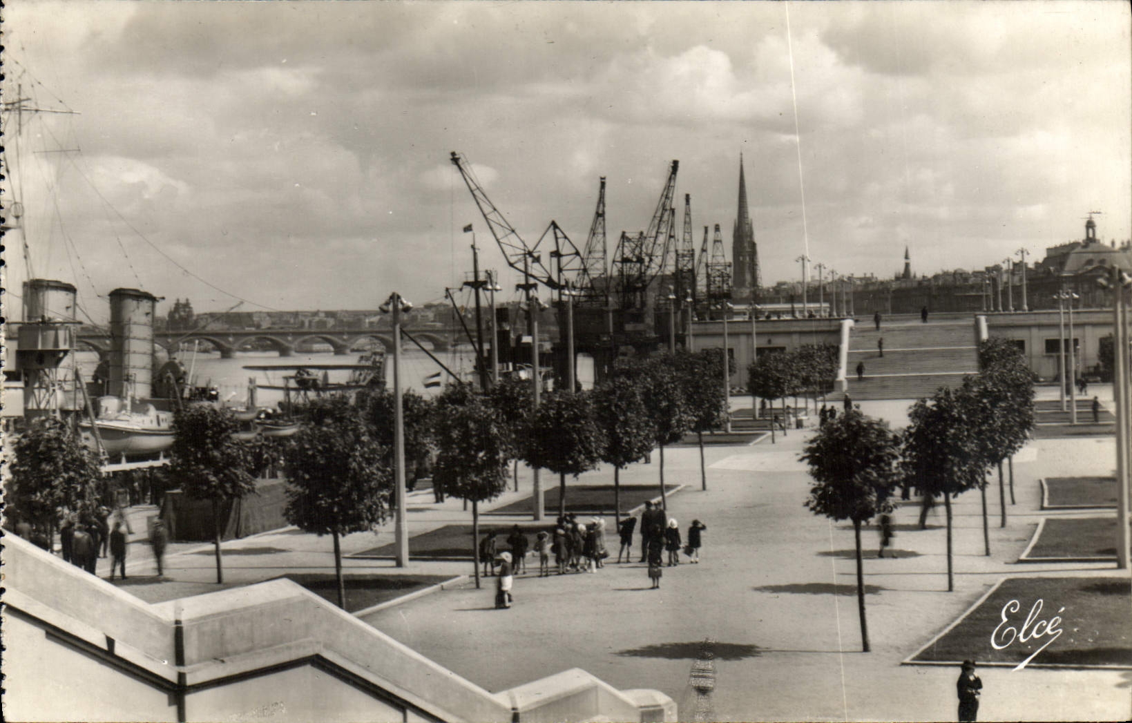 CPA Bordeaux les nouvelles Terrasses le Pont de Pierre 