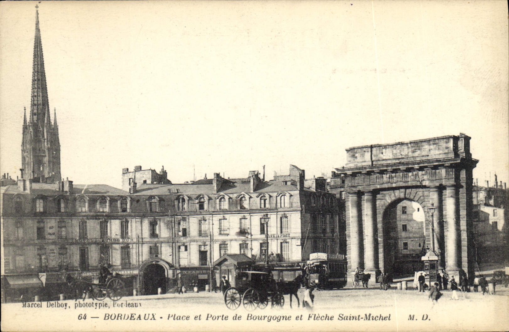 CPA Bordeaux Place et Porte de Bourgogne et Fleche Saint Michel
