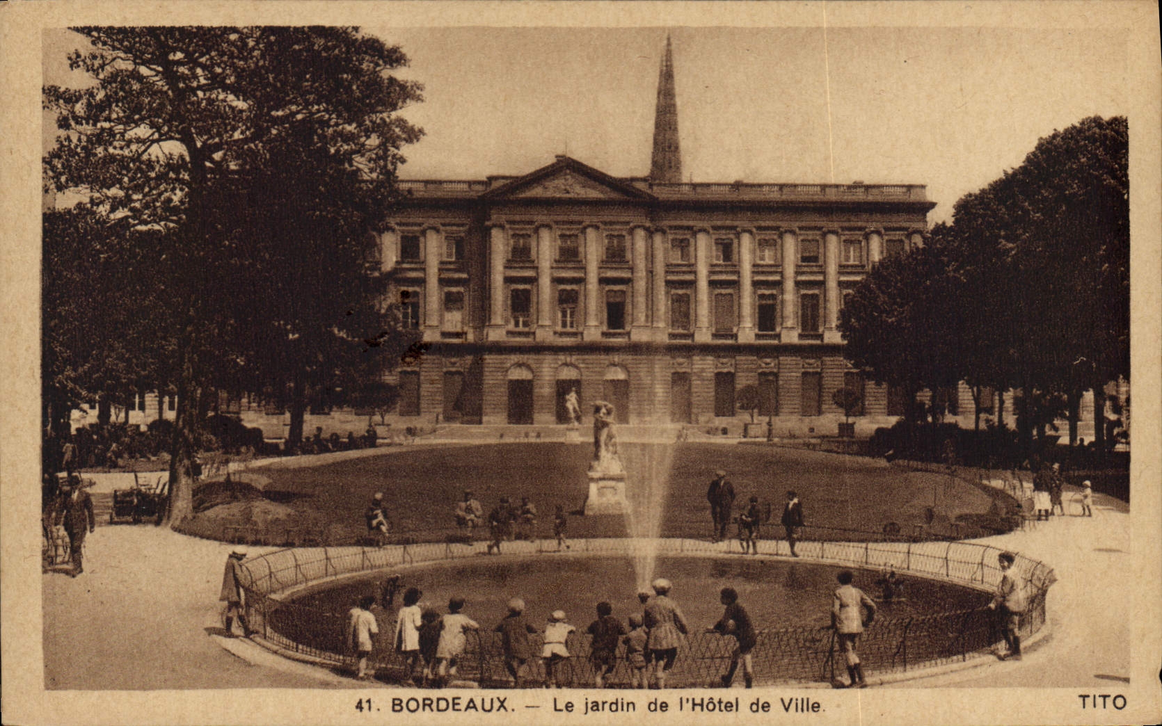 CPA Bordeaux le jardin de l'hotel de Ville 
