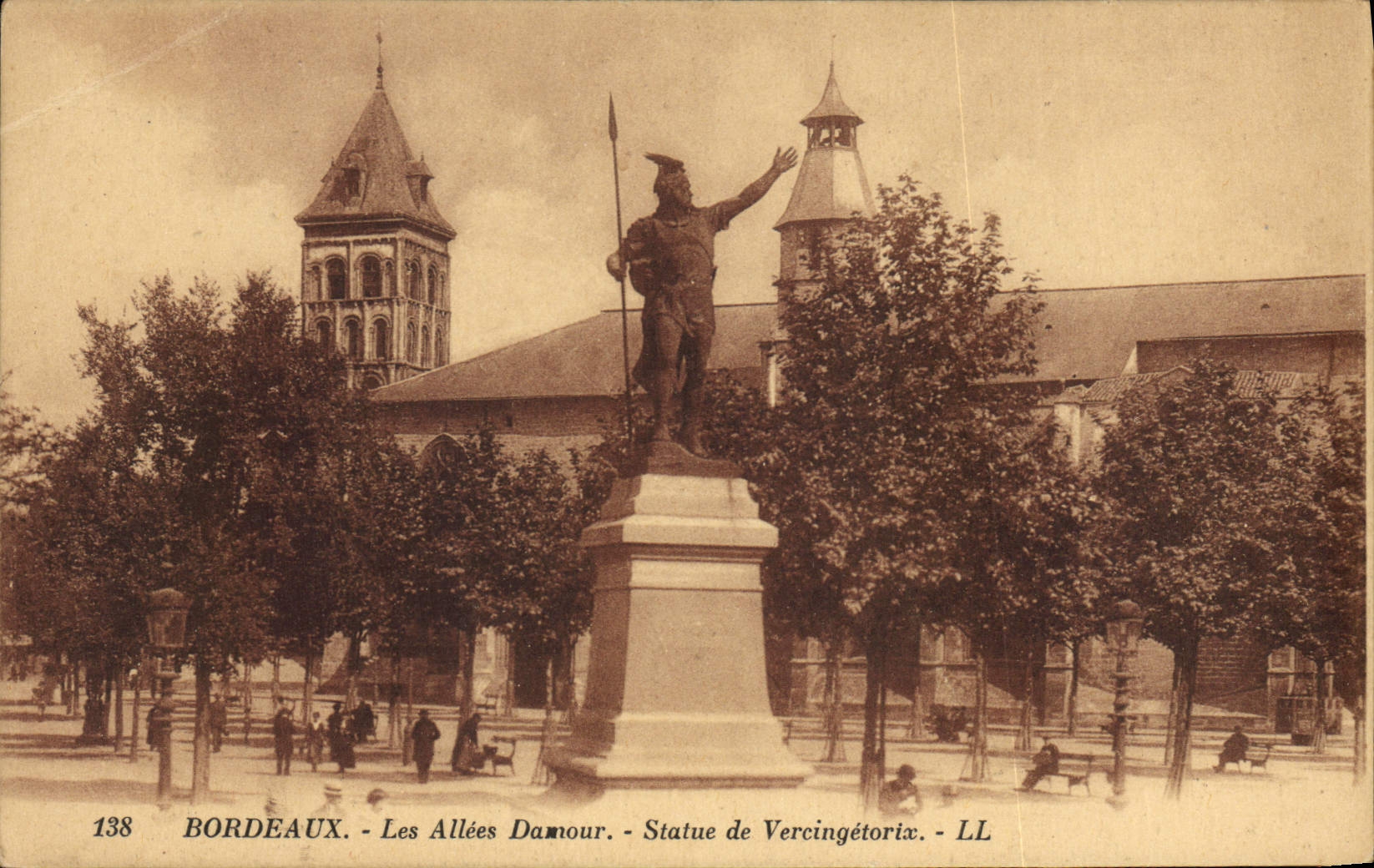 CPA Bordeaux les Allees Damour Statue de Vercingetorix