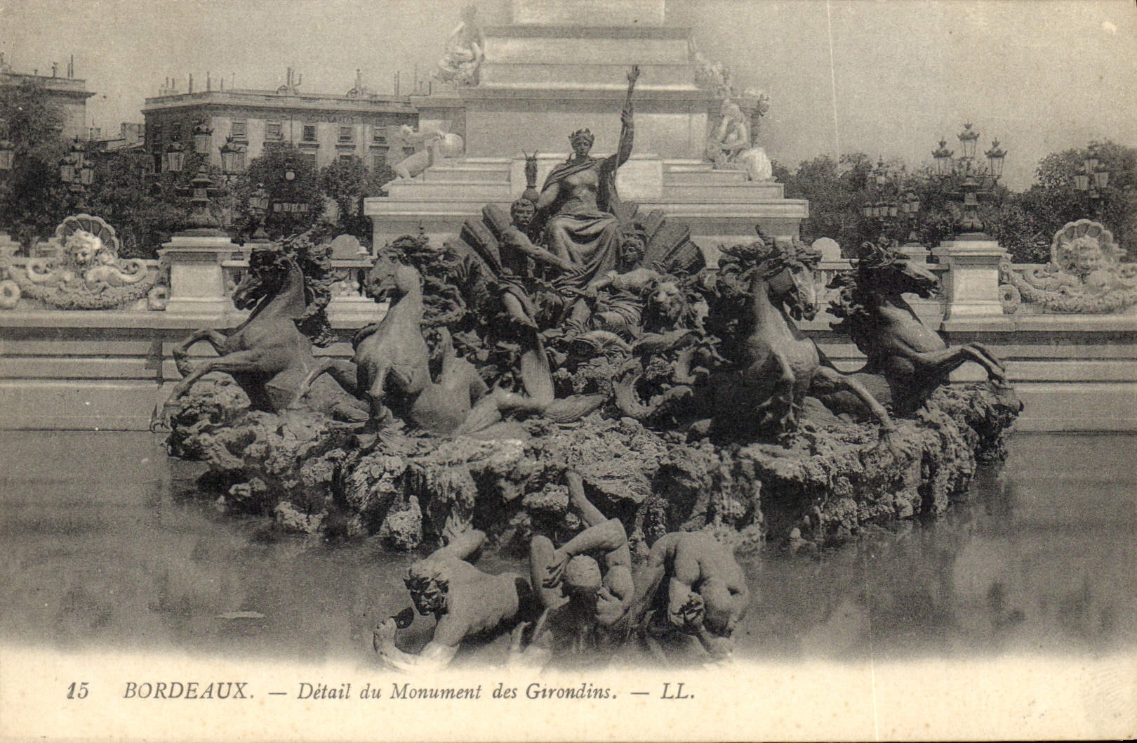 CPA Bordeaux Detail du Monument des Girondins