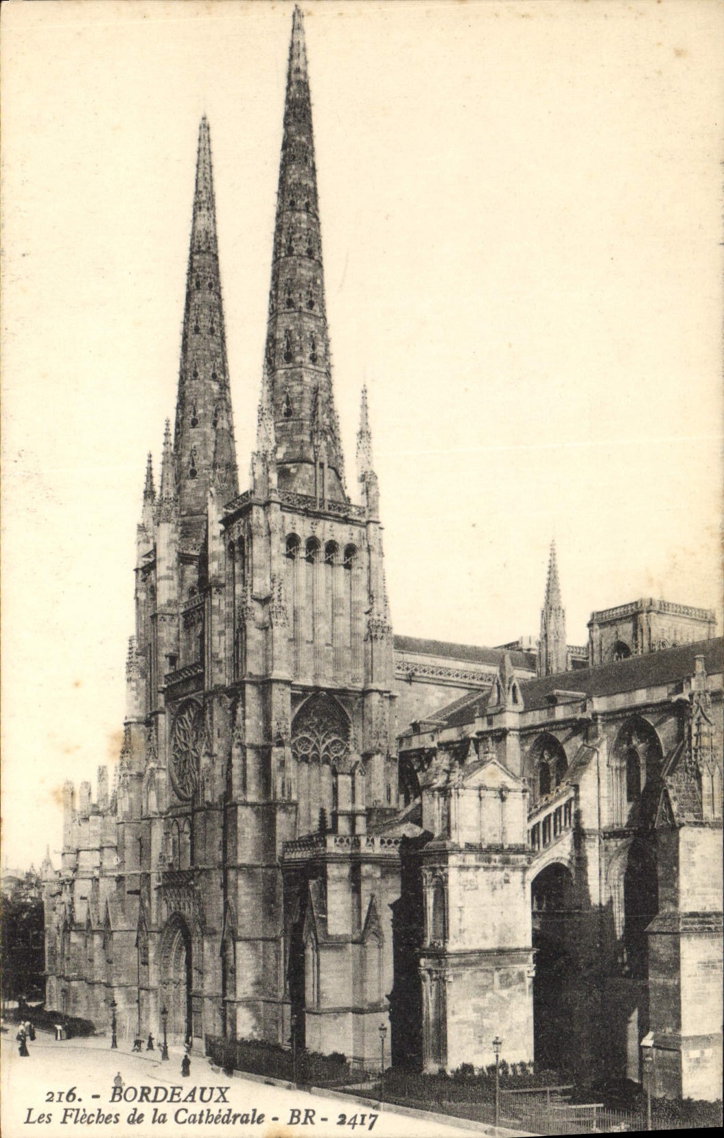 CPA Bordeaux les Fleches de la Cathedrale 