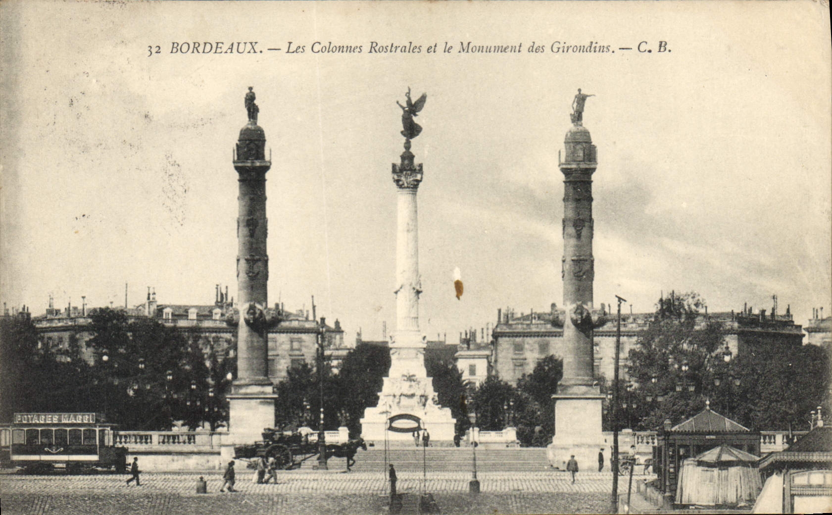CPA Bordeaux les Colonnes Rostrales et le Monument des Girondins