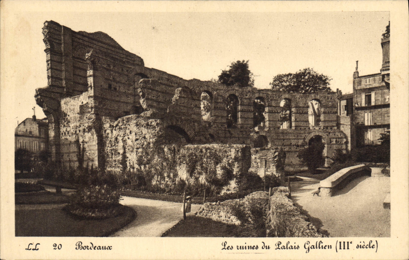 CPA Bordeaux les ruines du palais Gallien III siecle 