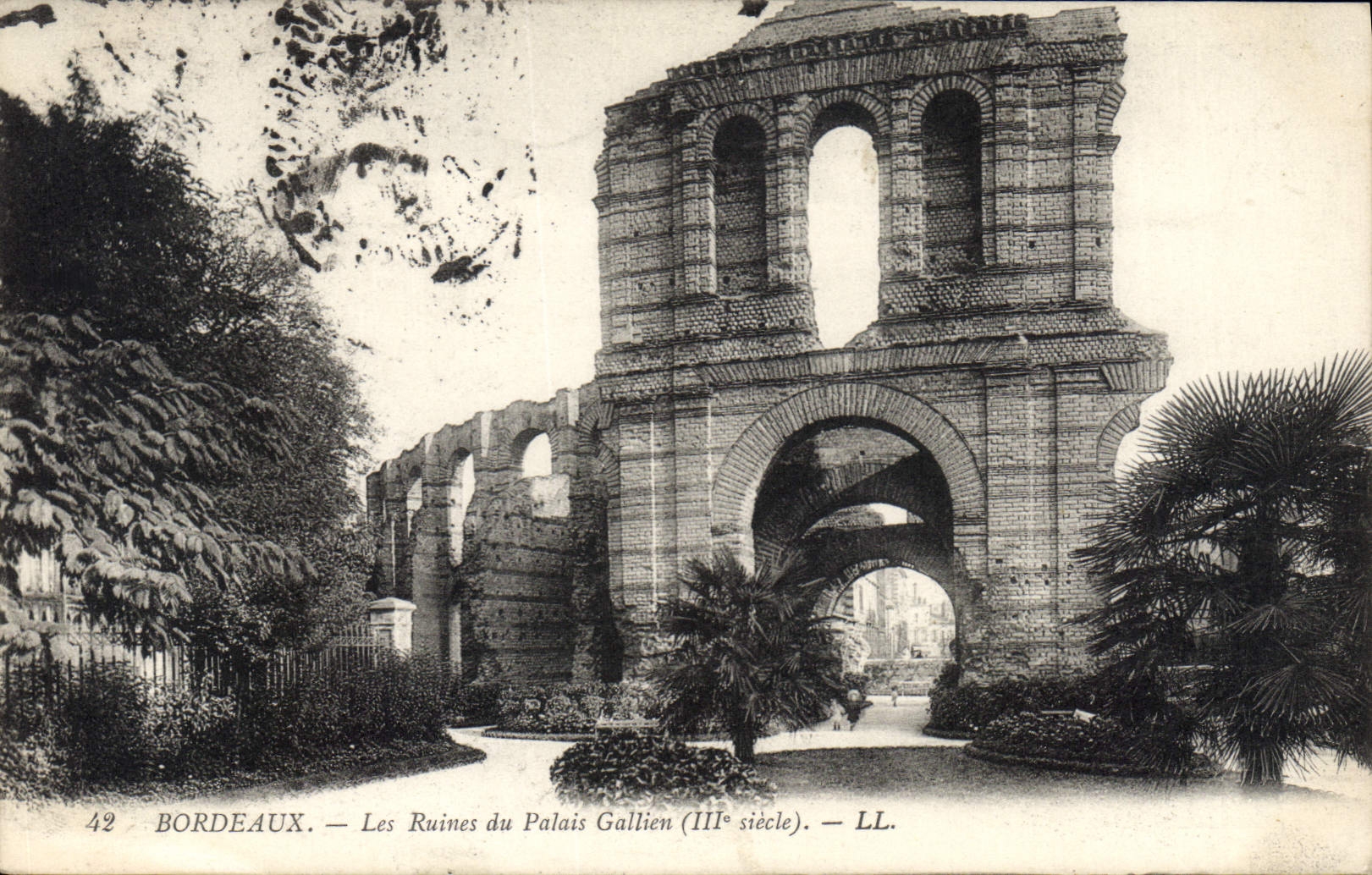 CPA Bordeaux les ruines du palais Gallien III siecle 