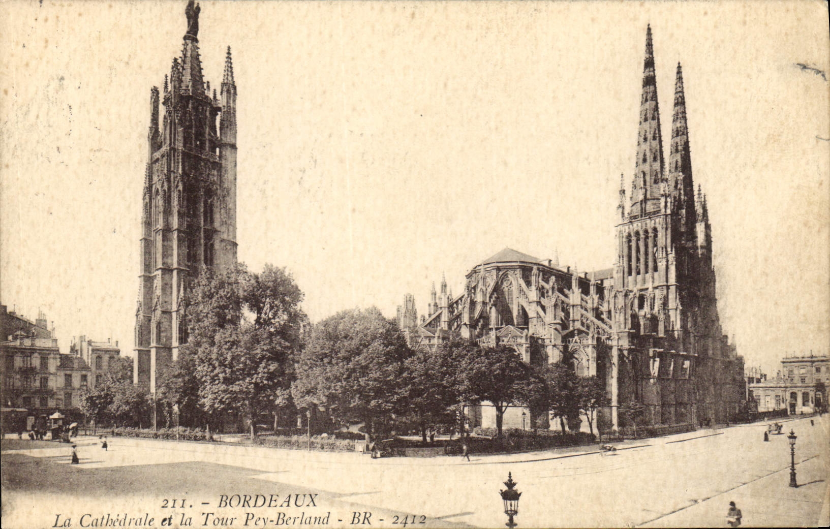 CPA Bordeaux Cathedrale et la Tour Pey Berland