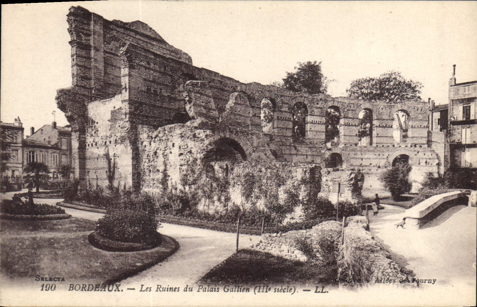 CPA Bordeaux les Ruines du Palais Gallien III siecle