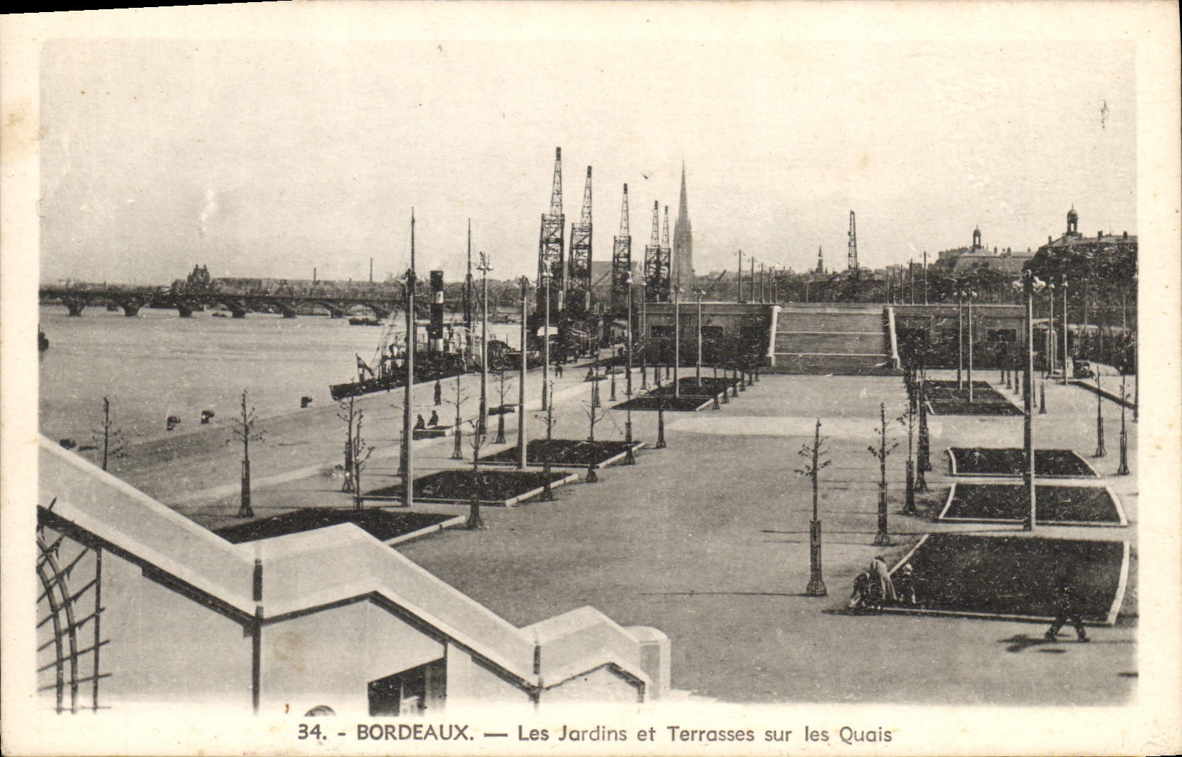 CPA Bordeaux les Jardins et Terrasses sur les Quais