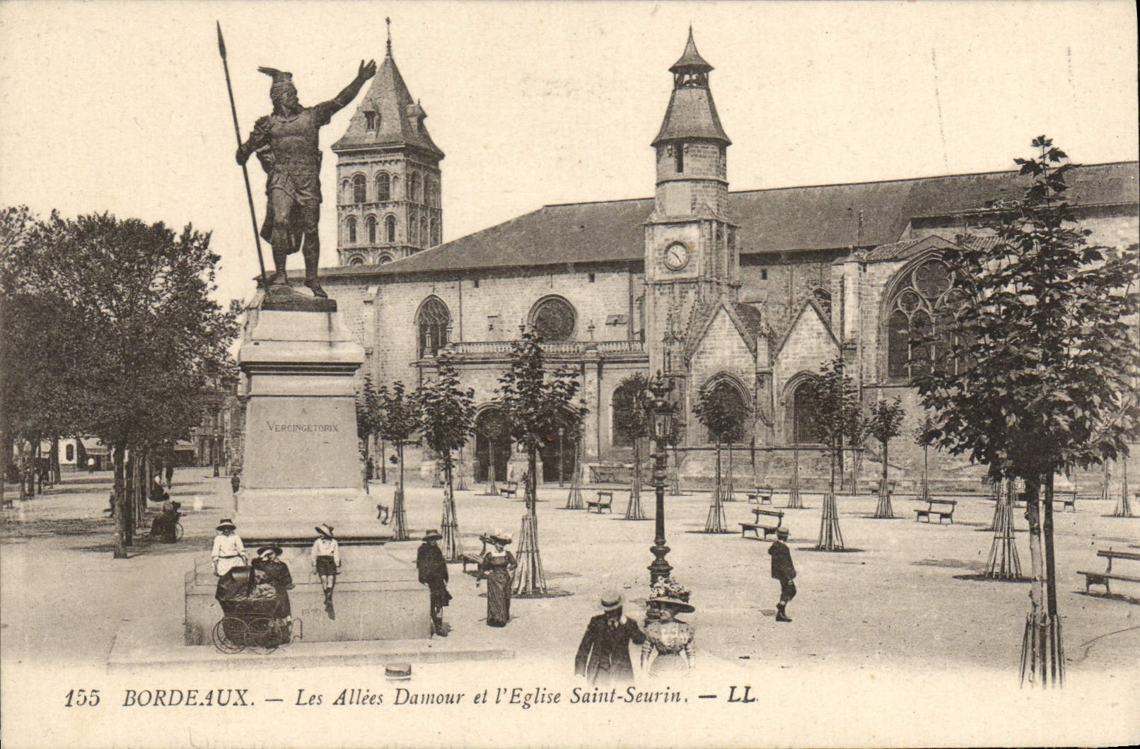 CPA Bordeaux les Allees Damour et l'eglise Saint Seurin