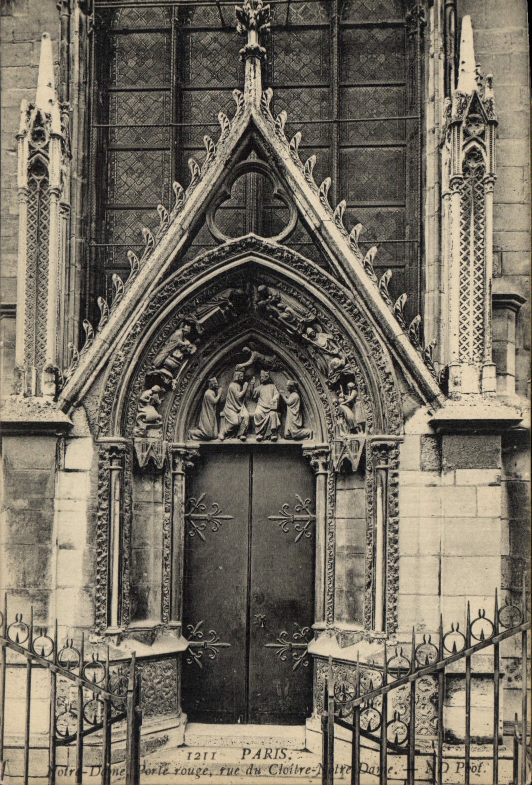 CPA Paris Notre Dame Porte rue du Cloitre Notre Dame
