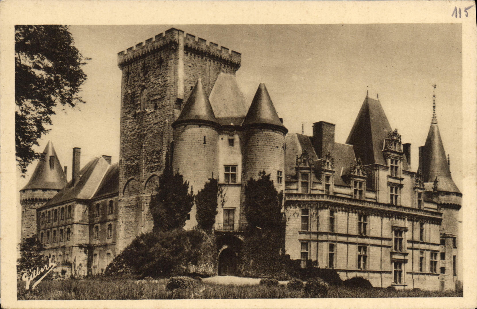 CPA A G A Chateau de Larocheroucauld Charente