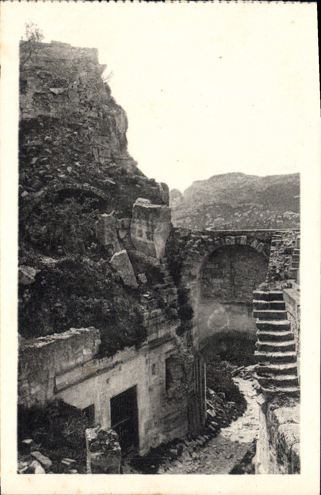 CPA Les Baux La Porte d'Eyguleres du corps de Garde