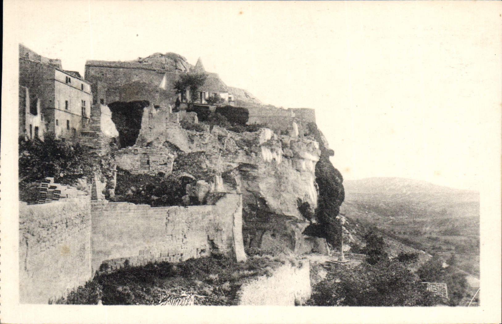 CPA Les Beaux Vue des Remparts et le clocher croix de Ravelin au dessus voie romaine 