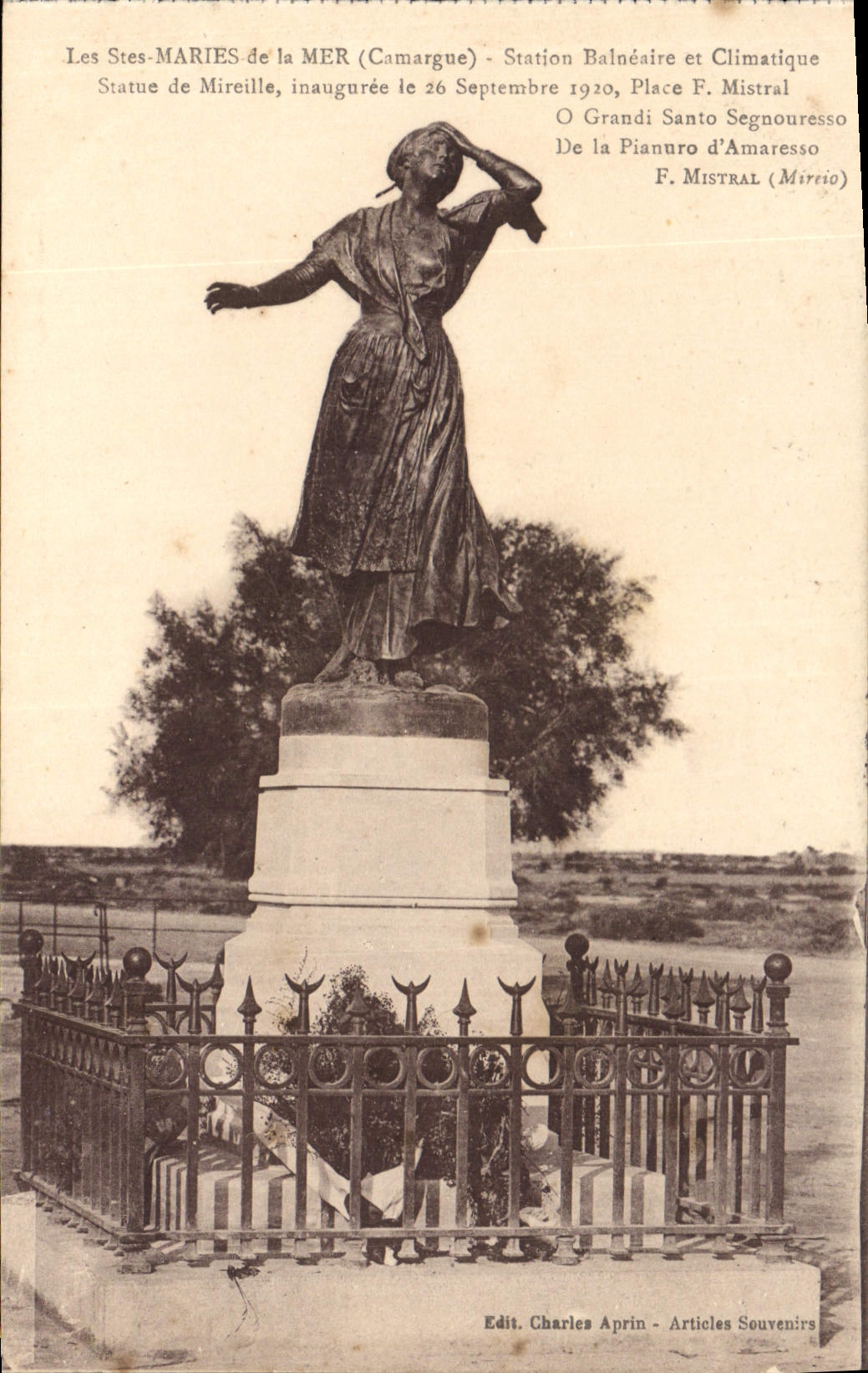 CPA Les Stes Maries de la Mer Camargue Station Balneaire et Climatique Statue de Mireille 