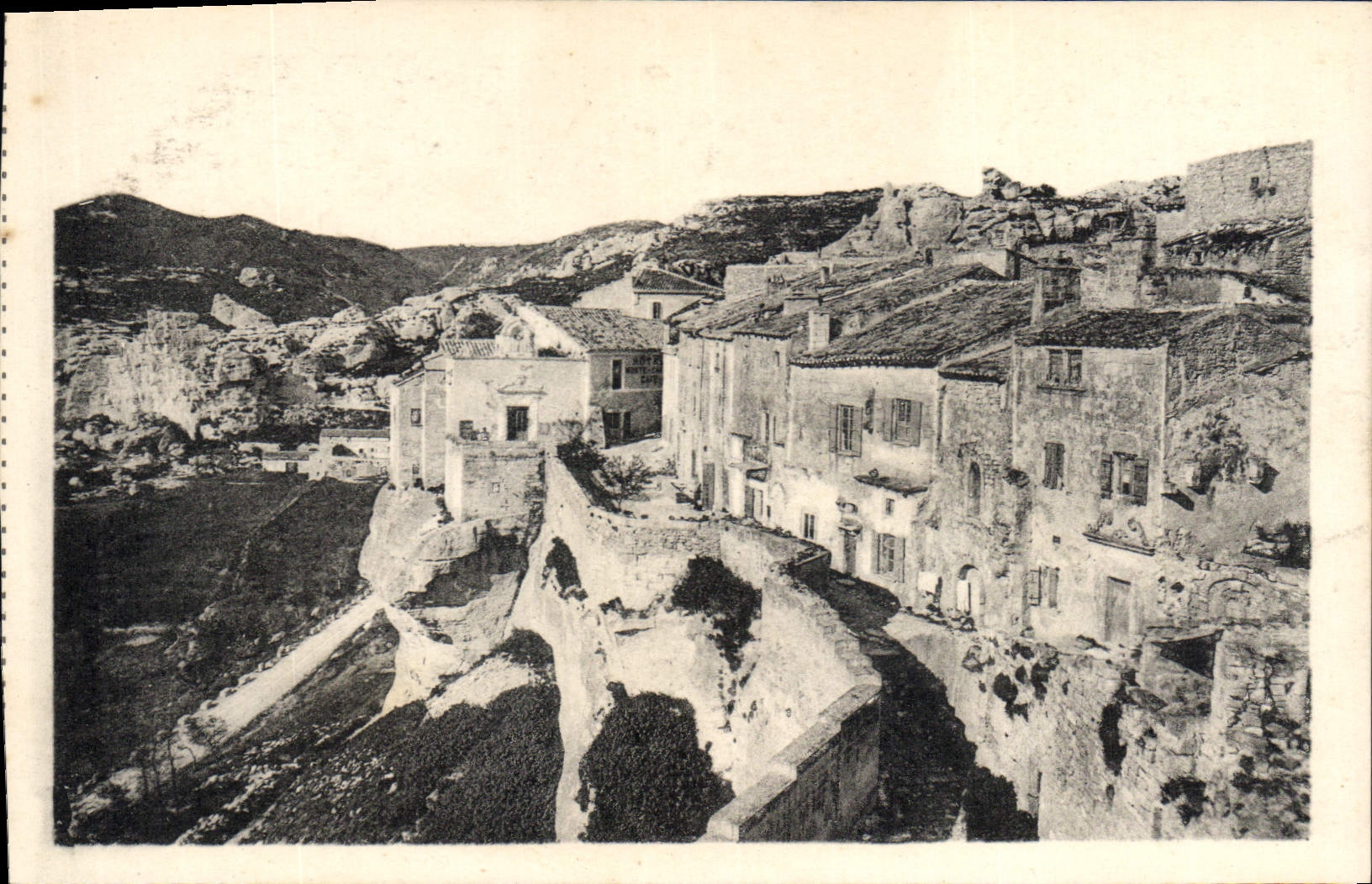 CPA Les Baux Les Remparts a gauche le Valvon de la Fontaine en dessours des Remparts la voie Romaine