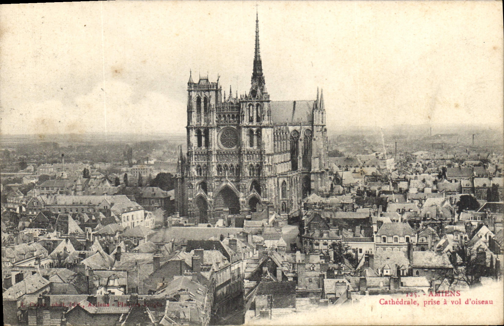 CPA Amiens Cathedrale prise a vol d'oiseau 
