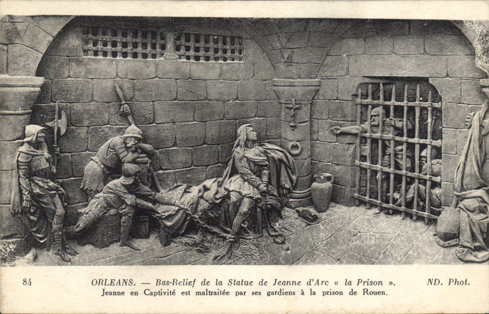 CPA Orleans Bas Relief de la Statue de Jeanne d'Arc la Prison en Captivite est maltraitee par ses ga