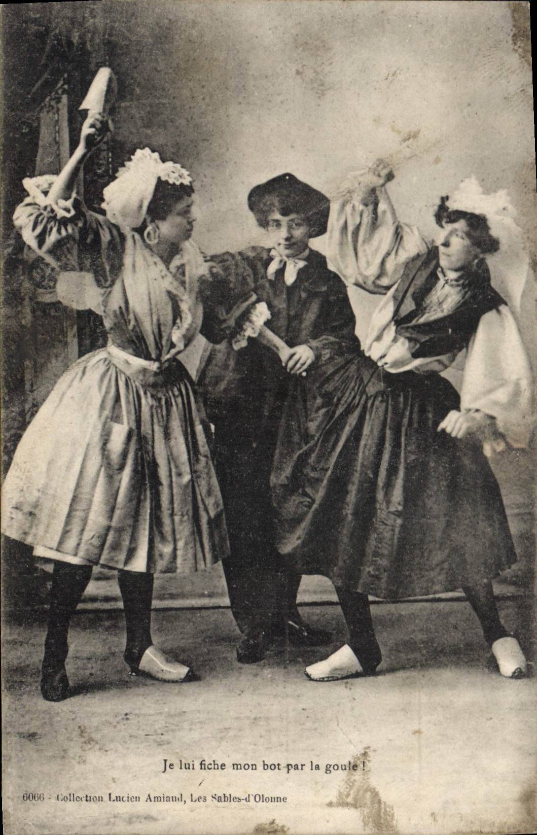 CPA Je lui fiche mon bot par la goule Folklore