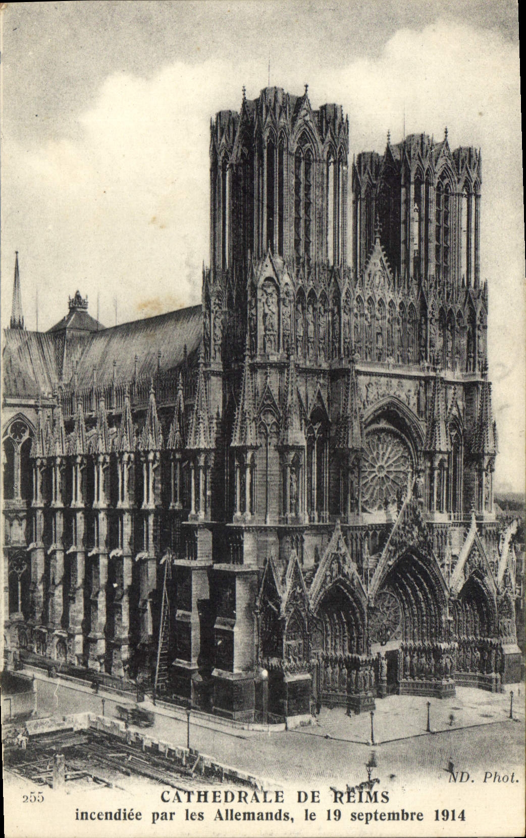 CPA Cathedrale de Reims Indendiee par les Allemands 