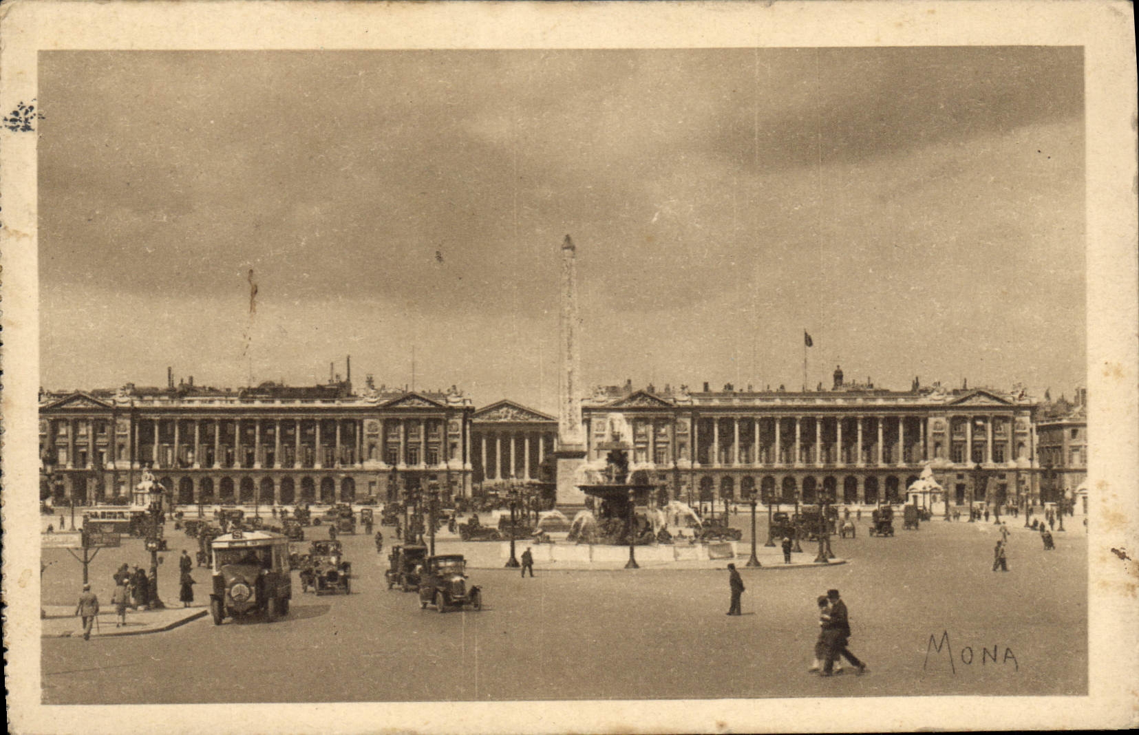 CPA Paris La Place de la Concorde Les Fontaines et l'Obelisque de Louqsor Au fond la rue Royale et l
