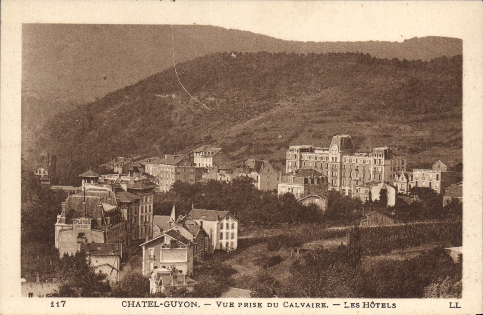 CPA Chatel Guyon Vue prise du Calvaire Les Hotels 