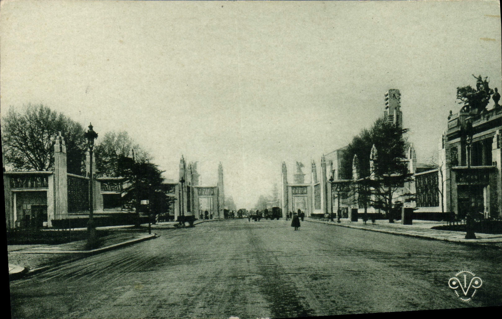 CPA La Porte d'Honneur Favier et Ventre arch