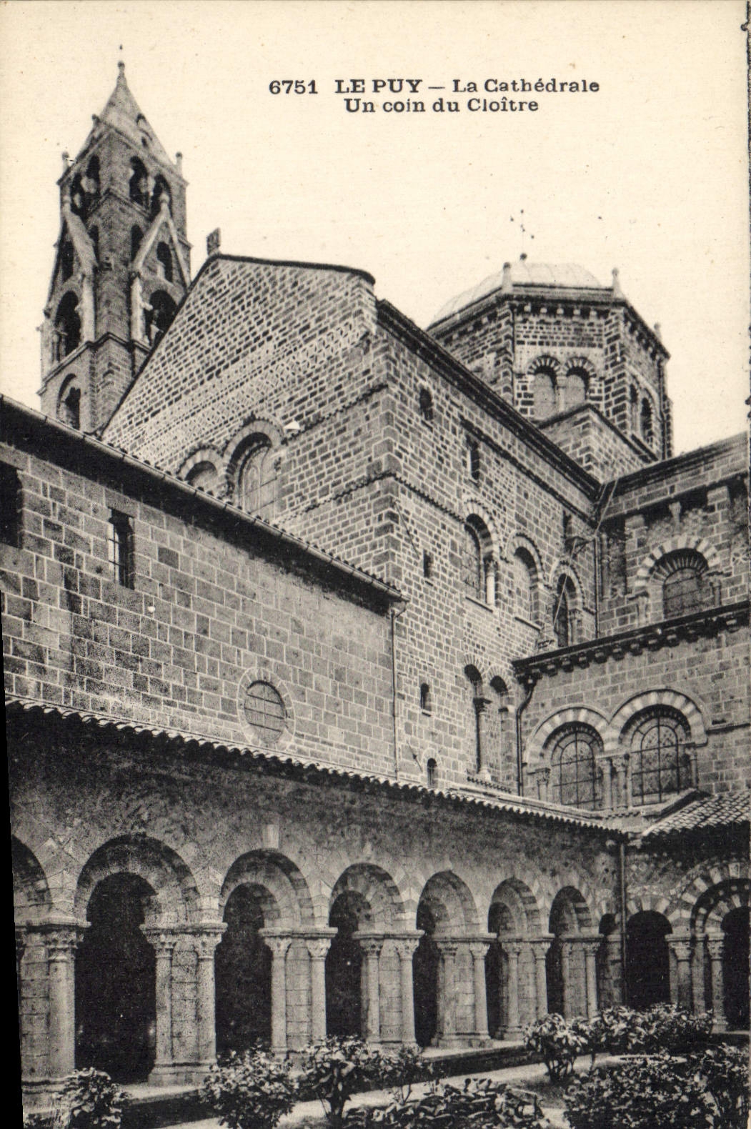 CPA Le Puy la Cathedrale Un coin du Cloitre 