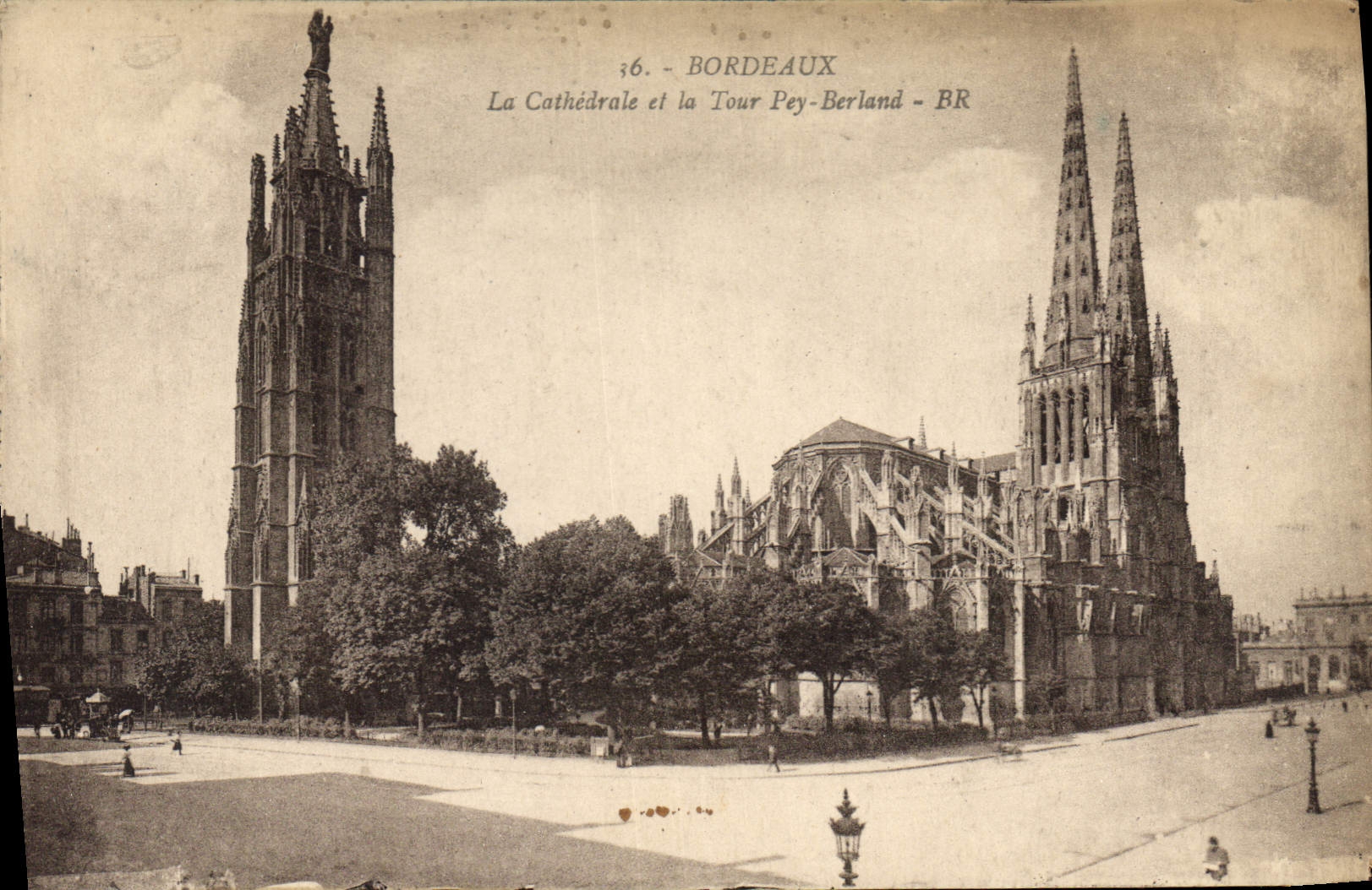 CPA Bordeaux La Cathederale et la Tour Pey Berland